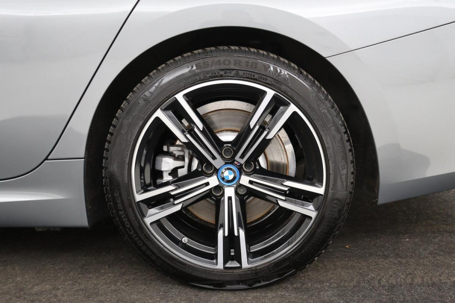 BMW 3-serie 320e M Sport | Head-Up | Stoel & stuurverwarming | Adaptive cruise | Sportstoelen | Adaptief LED | Sfeerverlichting | Camera | Carplay | Leder/Alcantara