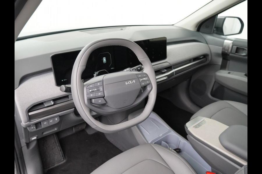Kia EV3 Plus Advanced 81.4 kWh - Rijdende Demo - Draadloze Apple CarPlay / Android Auto - Stoel en stuurwiel verwarming - Panoramadak - Harman Kardon Audio - Dodehoek assistent - Fabrieksgarantie tot 11-2031