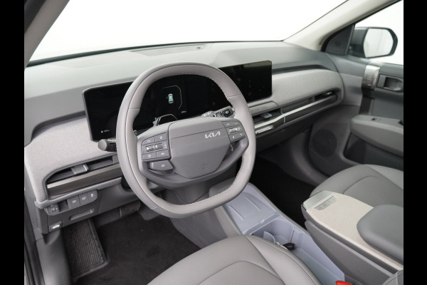 Kia EV3 Plus Advanced 81.4 kWh - Rijdende Demo - Draadloze Apple CarPlay / Android Auto - Stoel en stuurwiel verwarming - Panoramadak - Harman Kardon Audio - Dodehoek assistent - Fabrieksgarantie tot 11-2031