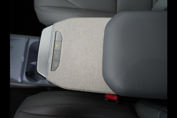 Kia EV3 Plus Advanced 81.4 kWh - Rijdende Demo - Draadloze Apple CarPlay / Android Auto - Stoel en stuurwiel verwarming - Panoramadak - Harman Kardon Audio - Dodehoek assistent - Fabrieksgarantie tot 11-2031