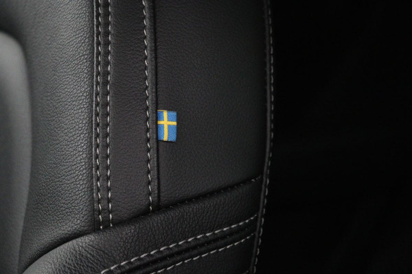 Volvo XC40 1.5 T3 Momentum Pro | Leder | Stoelverwarming | Camera | Navigatie | PDC | Full LED | Climate control