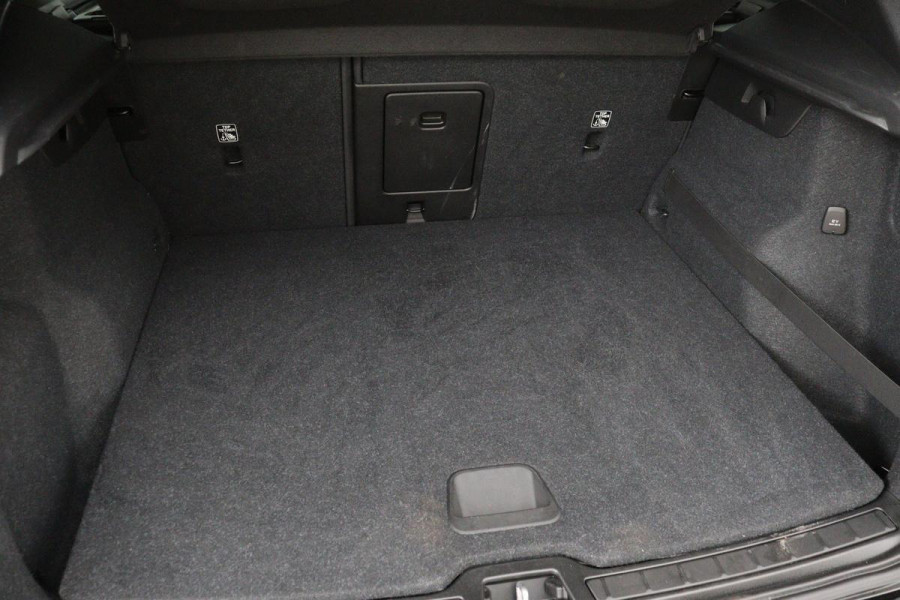 Volvo XC40 1.5 T3 Momentum Pro | Leder | Stoelverwarming | Camera | Navigatie | PDC | Full LED | Climate control