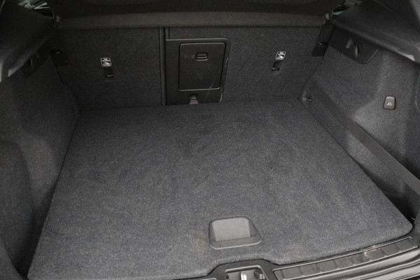 Volvo XC40 1.5 T3 Momentum Pro | Leder | Stoelverwarming | Camera | Navigatie | PDC | Full LED | Climate control