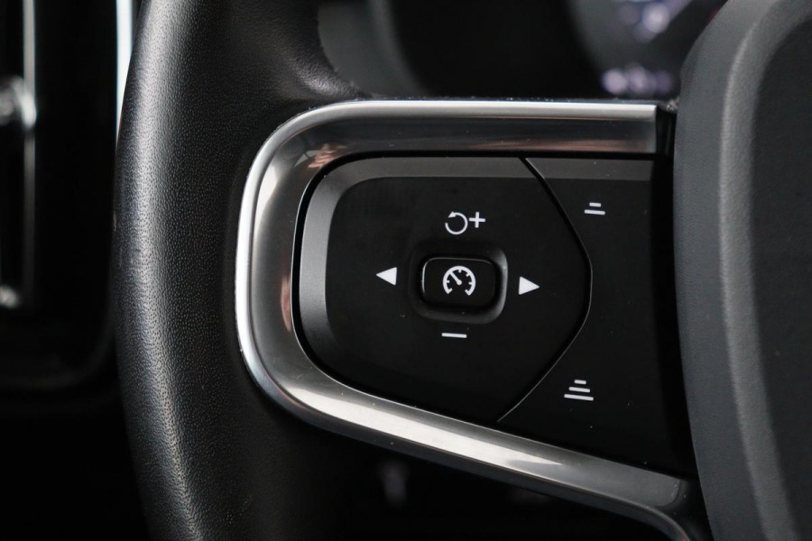 Volvo XC40 1.5 T3 Momentum Pro | Leder | Stoelverwarming | Camera | Navigatie | PDC | Full LED | Climate control