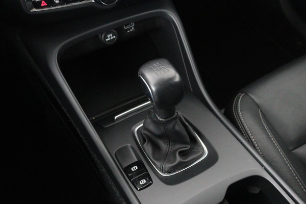 Volvo XC40 1.5 T3 Momentum Pro | Leder | Stoelverwarming | Camera | Navigatie | PDC | Full LED | Climate control
