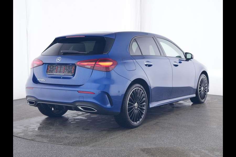 Mercedes-Benz A-Klasse 250 e AMG Face Lift Plug-In Hybride | AMG Line | Night Pakket | Sfeerverlichting | 11 kW Laden | Stuur en Stoelverwarming | Inclusief 24 maanden MB Certified garantie voor Europa.