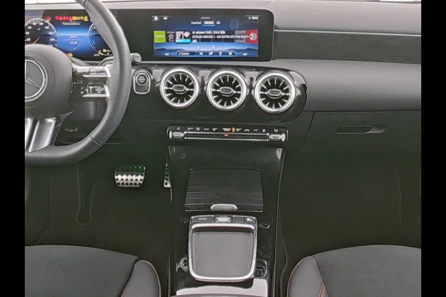 Mercedes-Benz A-Klasse 250 e AMG Face Lift Plug-In Hybride | AMG Line | Night Pakket | Sfeerverlichting | 11 kW Laden | Stuur en Stoelverwarming | Inclusief 24 maanden MB Certified garantie voor Europa.