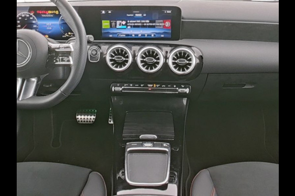 Mercedes-Benz A-Klasse 250 e AMG Face Lift Plug-In Hybride | AMG Line | Night Pakket | Sfeerverlichting | 11 kW Laden | Stuur en Stoelverwarming | Inclusief 24 maanden MB Certified garantie voor Europa.