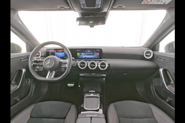 Mercedes-Benz A-Klasse 250 e AMG Face Lift Plug-In Hybride | AMG Line | Night Pakket | Sfeerverlichting | 11 kW Laden | Stuur en Stoelverwarming | Inclusief 24 maanden MB Certified garantie voor Europa.
