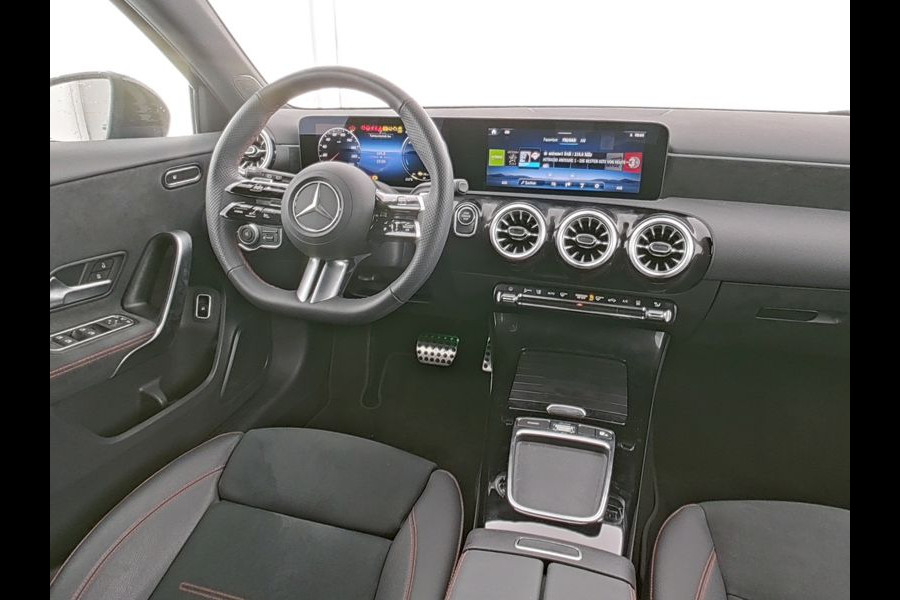 Mercedes-Benz A-Klasse 250 e AMG Face Lift Plug-In Hybride | AMG Line | Night Pakket | Sfeerverlichting | 11 kW Laden | Stuur en Stoelverwarming | Inclusief 24 maanden MB Certified garantie voor Europa.