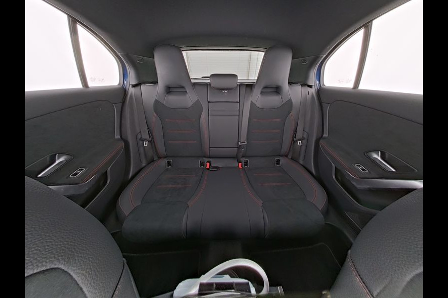 Mercedes-Benz A-Klasse 250 e AMG Face Lift Plug-In Hybride | AMG Line | Night Pakket | Sfeerverlichting | 11 kW Laden | Stuur en Stoelverwarming | Inclusief 24 maanden MB Certified garantie voor Europa.
