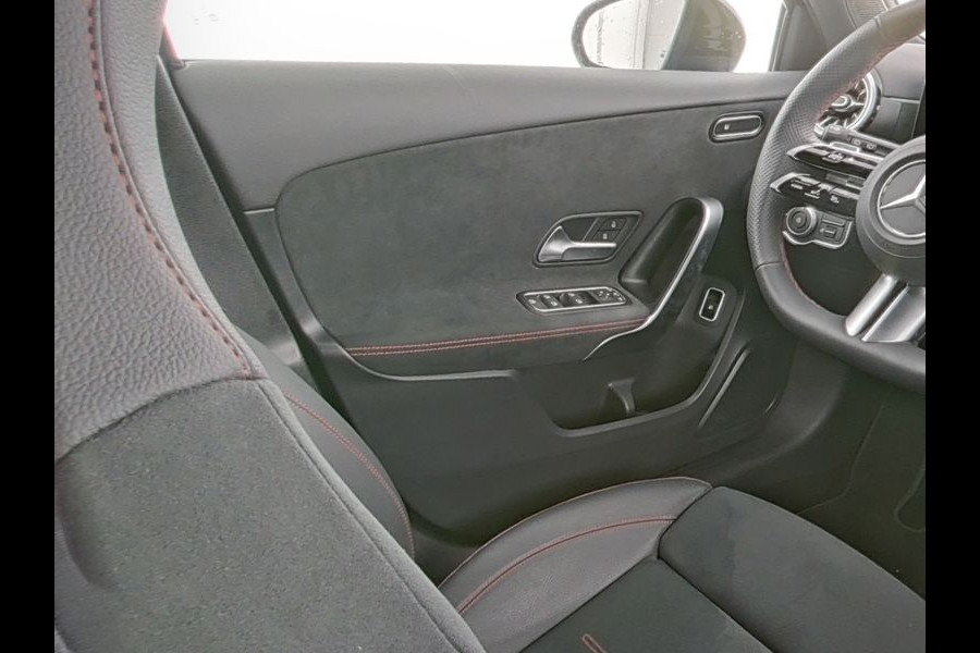 Mercedes-Benz A-Klasse 250 e AMG Face Lift Plug-In Hybride | AMG Line | Night Pakket | Sfeerverlichting | 11 kW Laden | Stuur en Stoelverwarming | Inclusief 24 maanden MB Certified garantie voor Europa.
