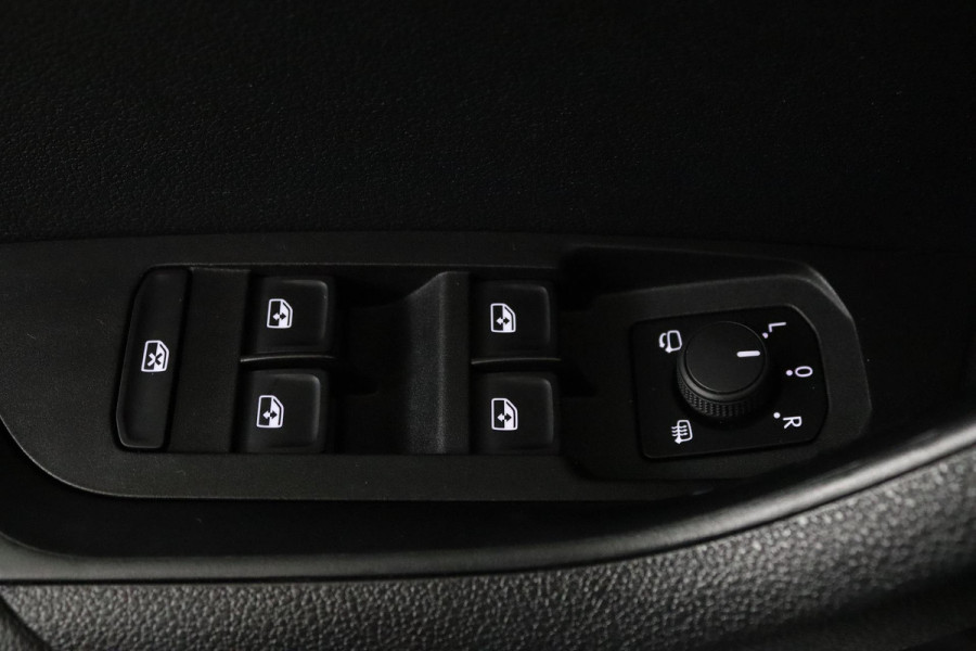 Škoda Karoq 1.0 TSI Clever Edition (PARKEERSENSOREN, CRUISE CONTROL, ACHTERUITRIJCAMERA, STOELVERWARMING, NAVIGATIE, NL-AUTO)