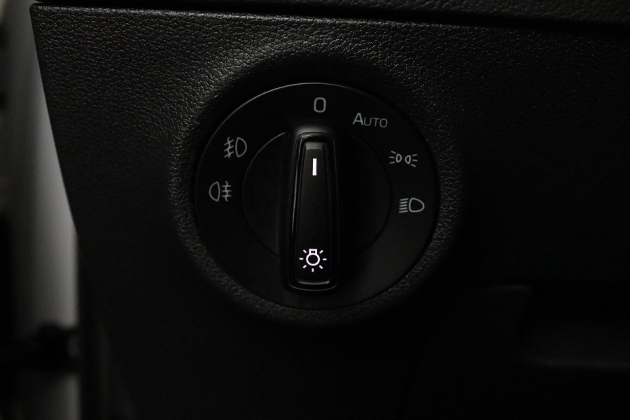Škoda Karoq 1.0 TSI Clever Edition (PARKEERSENSOREN, CRUISE CONTROL, ACHTERUITRIJCAMERA, STOELVERWARMING, NAVIGATIE, NL-AUTO)