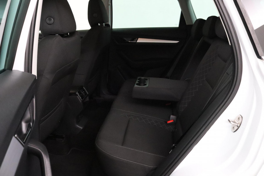Škoda Karoq 1.0 TSI Clever Edition (PARKEERSENSOREN, CRUISE CONTROL, ACHTERUITRIJCAMERA, STOELVERWARMING, NAVIGATIE, NL-AUTO)