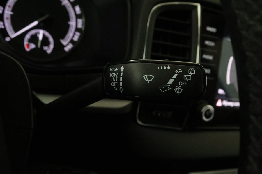 Škoda Karoq 1.0 TSI Clever Edition (PARKEERSENSOREN, CRUISE CONTROL, ACHTERUITRIJCAMERA, STOELVERWARMING, NAVIGATIE, NL-AUTO)