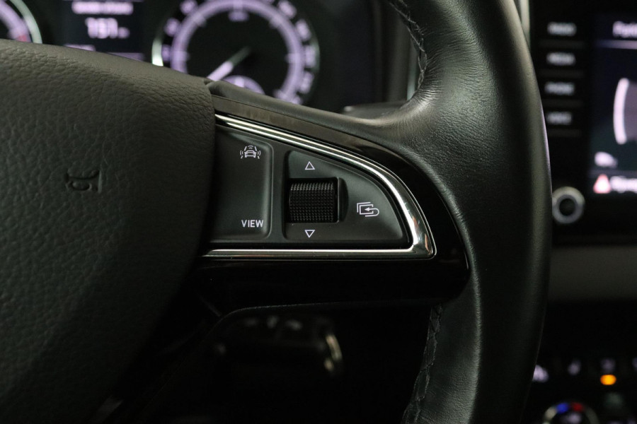 Škoda Karoq 1.0 TSI Clever Edition (PARKEERSENSOREN, CRUISE CONTROL, ACHTERUITRIJCAMERA, STOELVERWARMING, NAVIGATIE, NL-AUTO)