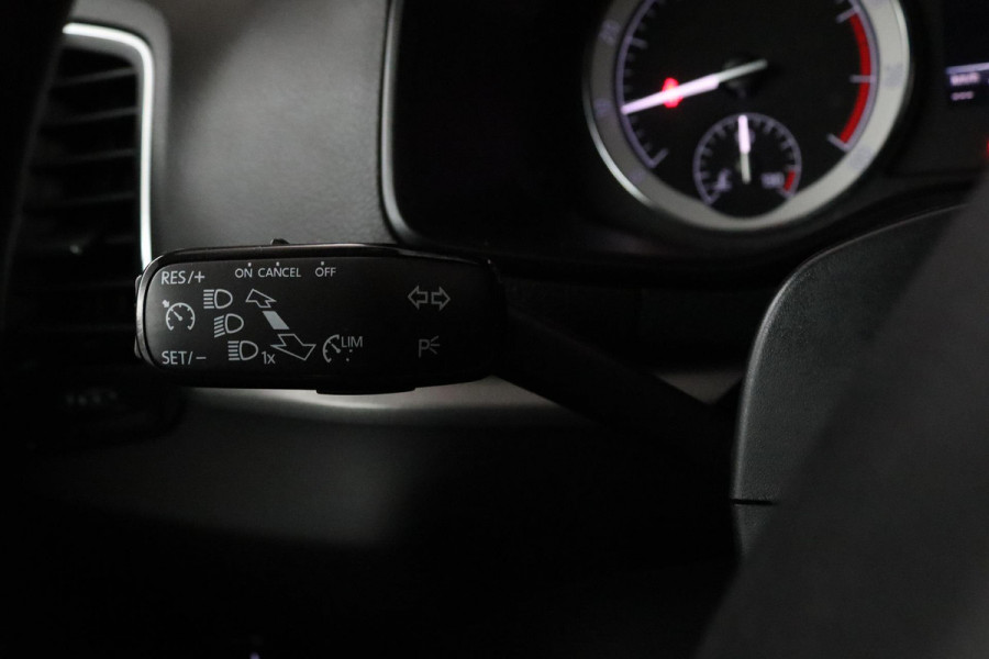 Škoda Karoq 1.0 TSI Ambition Business (CRUISE CONTROL, NAVIGATIE, PARKEERSENSOREN, STOELVERWARMING, NL-AUTO)