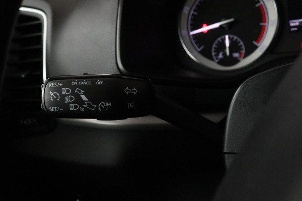 Škoda Karoq 1.0 TSI Ambition Business (CRUISE CONTROL, NAVIGATIE, PARKEERSENSOREN, STOELVERWARMING, NL-AUTO)