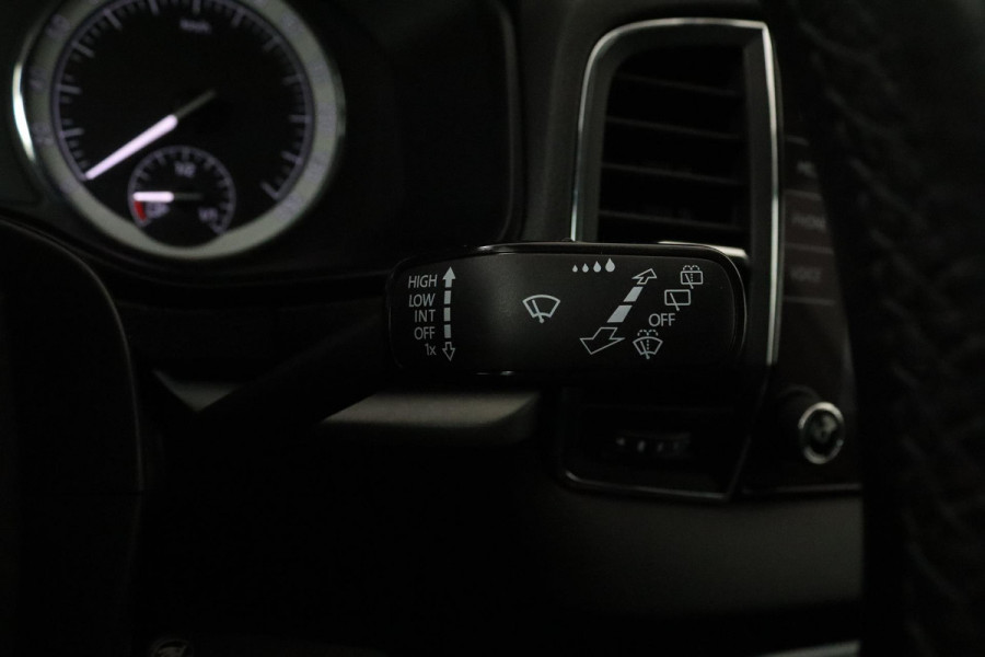 Škoda Karoq 1.0 TSI Ambition Business (CRUISE CONTROL, NAVIGATIE, PARKEERSENSOREN, STOELVERWARMING, NL-AUTO)