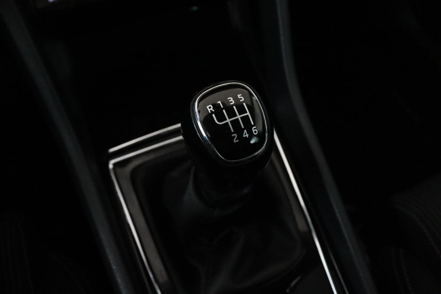 Škoda Karoq 1.0 TSI Ambition Business (CRUISE CONTROL, NAVIGATIE, PARKEERSENSOREN, STOELVERWARMING, NL-AUTO)