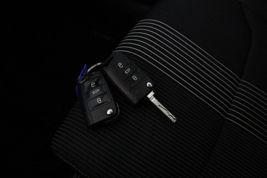 Škoda Karoq 1.0 TSI Ambition Business (CRUISE CONTROL, NAVIGATIE, PARKEERSENSOREN, STOELVERWARMING, NL-AUTO)