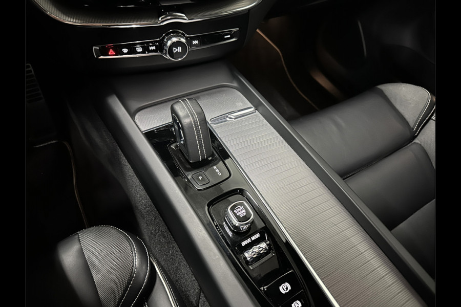 Volvo XC60 T8 391pk AWD R-Design Plus Pack | Panorama | ACC | Memory | Pilot-Assist | Sportstoelen | Camera | Keyless | Led | Zwarte Hemelbekleding | Dab | Carplay | Stuurwielverwarming | Bovag Garantie.