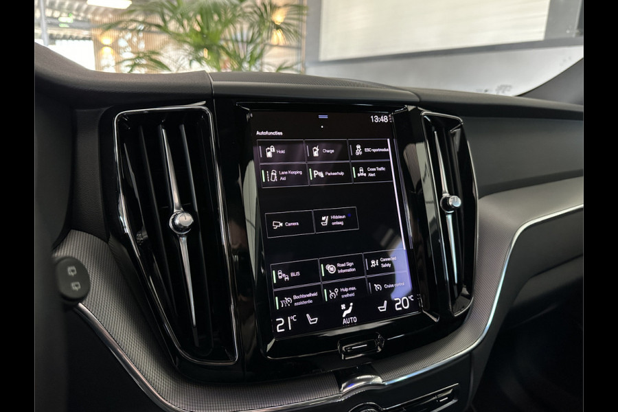 Volvo XC60 T8 391pk AWD R-Design Plus Pack | Panorama | ACC | Memory | Pilot-Assist | Sportstoelen | Camera | Keyless | Led | Zwarte Hemelbekleding | Dab | Carplay | Stuurwielverwarming | Bovag Garantie.