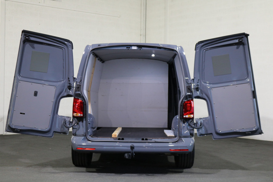 Volkswagen Transporter 2.0 TDI L2H1 204pk Bulli Automaat Trekhaak Lederen Stoelen Camera