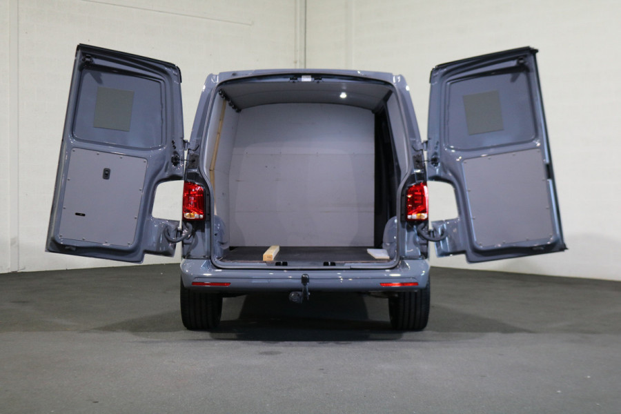 Volkswagen Transporter 2.0 TDI L2H1 204pk Bulli Automaat Trekhaak Lederen Stoelen Camera