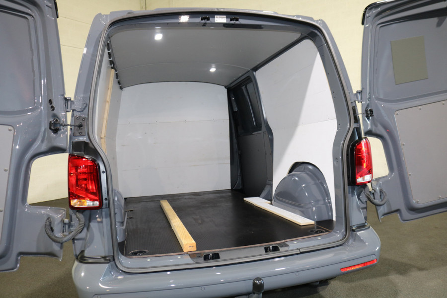 Volkswagen Transporter 2.0 TDI L2H1 204pk Bulli Automaat Trekhaak Lederen Stoelen Camera