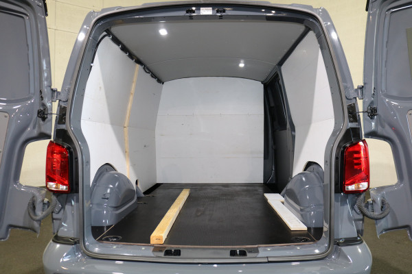 Volkswagen Transporter 2.0 TDI L2H1 204pk Bulli Automaat Trekhaak Lederen Stoelen Camera