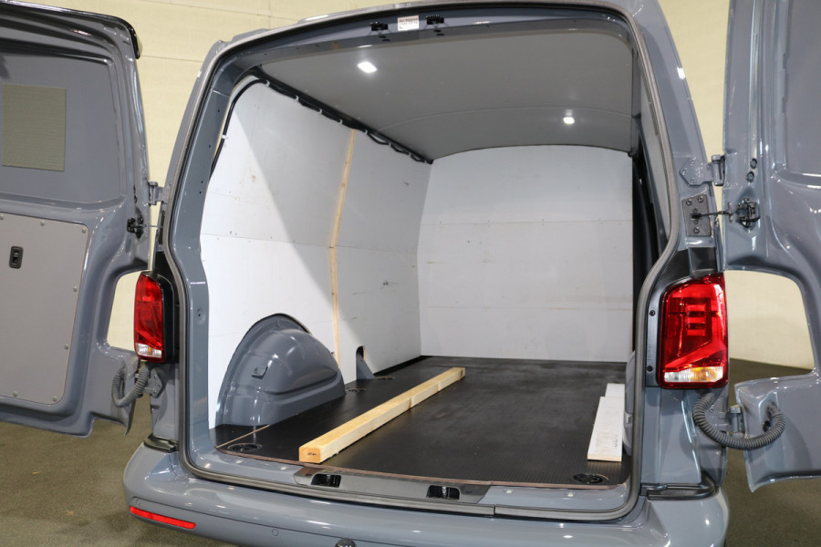 Volkswagen Transporter 2.0 TDI L2H1 204pk Bulli Automaat Trekhaak Lederen Stoelen Camera