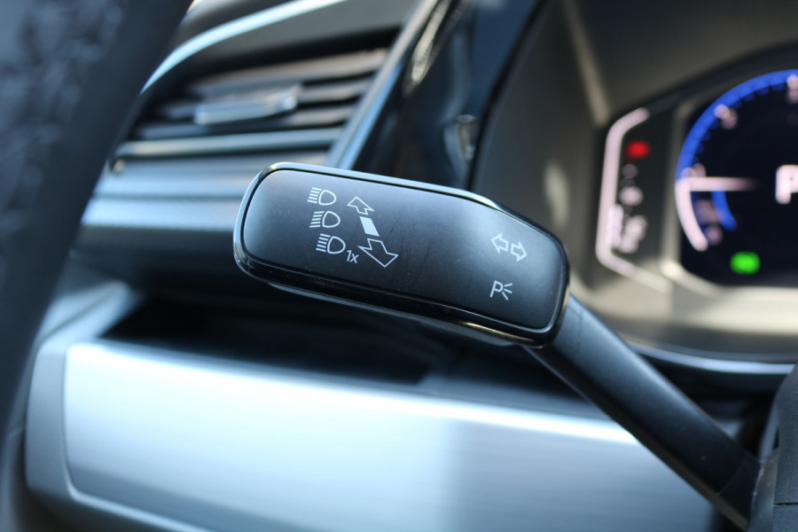 Volkswagen Transporter 2.0 TDI L2H1 204pk Bulli Automaat Trekhaak Lederen Stoelen Camera