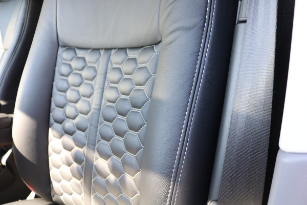 Volkswagen Transporter 2.0 TDI L2H1 204pk Bulli Automaat Trekhaak Lederen Stoelen Camera