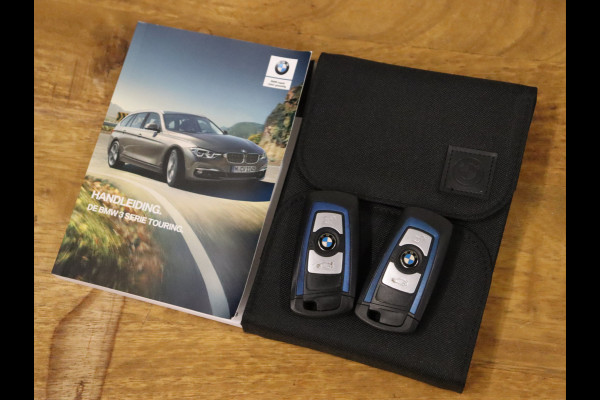 BMW 3 Serie Touring 318i M Sport [SCHUIFKANTELDAK, STOELVERWARMING, CRUISE CONTROL, ELEKTRISCHE ACHTERKLEP,  PDC ACHTER, VOL LEDER, M- STUUR, LED, NAVIGATIE, NIEUWSTAAT]