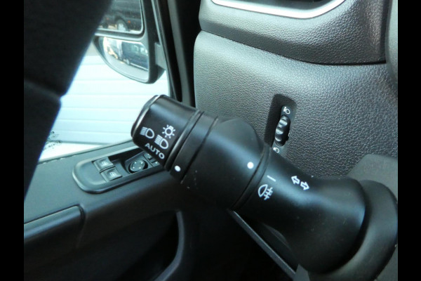 Renault Master T35 2.3 dCi 135 L2H2 airco , navigatie , camera