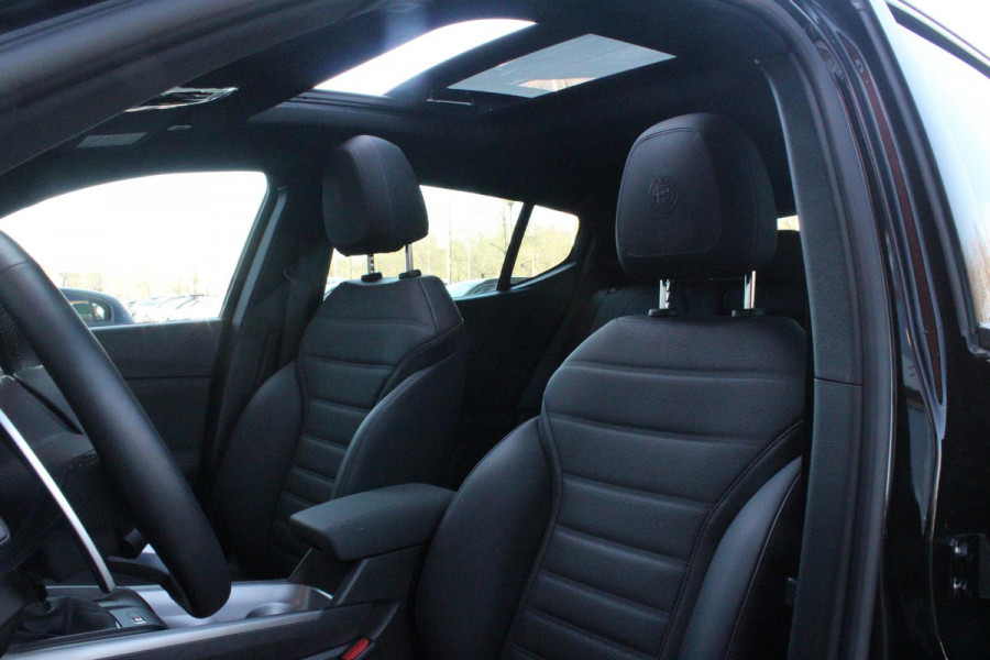 Alfa Romeo Tonale 1.5T 160PK HYbrid VELOCE | PANORAMISCH SCHUIF / KANTELDAK | LEDEREN BEKLEDING | VOORSTOELEN / STUUR VERWARMD | VOORSTOELEN GEVENTILEERD | VOORSTOELEN ELEKTRISCH VERSTELBAAR | DRAADLOOS APPLE CARPLAY / ANDROID AUTO | 360° CAMERA | AUTOMATISCH DIMMENDE BUITENSPIEGELS | 20"INCH LICHTMETALEN VELGEN | ADAPTIVE CRUISE CONTROL | KEYLESS ENTRY / START | ELEKTRISCH BEDIENBARE ACHTERKLEP | DRAADLOZE TELEFOONLADER | AMBIENT LIGHTING | DONKERE HEMELBEKLEDING | SCHAKELFLIPPERS AAN HET STUUR | VERWARMDE RUITENSPROEIERS |