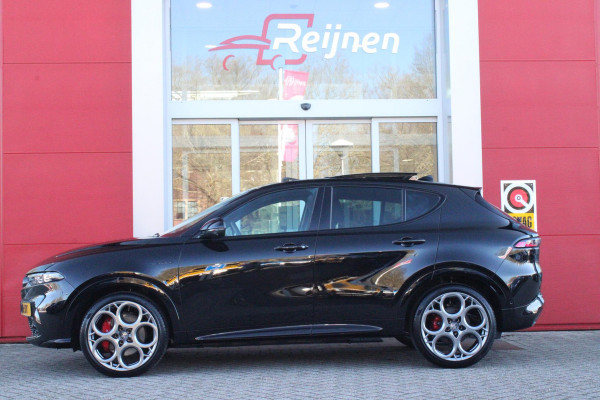 Alfa Romeo Tonale 1.5T 160PK HYbrid VELOCE | PANORAMISCH SCHUIF / KANTELDAK | LEDEREN BEKLEDING | VOORSTOELEN / STUUR VERWARMD | VOORSTOELEN GEVENTILEERD | VOORSTOELEN ELEKTRISCH VERSTELBAAR | DRAADLOOS APPLE CARPLAY / ANDROID AUTO | 360° CAMERA | AUTOMATISCH DIMMENDE BUITENSPIEGELS | 20"INCH LICHTMETALEN VELGEN | ADAPTIVE CRUISE CONTROL | KEYLESS ENTRY / START | ELEKTRISCH BEDIENBARE ACHTERKLEP | DRAADLOZE TELEFOONLADER | AMBIENT LIGHTING | DONKERE HEMELBEKLEDING | SCHAKELFLIPPERS AAN HET STUUR | VERWARMDE RUITENSPROEIERS |