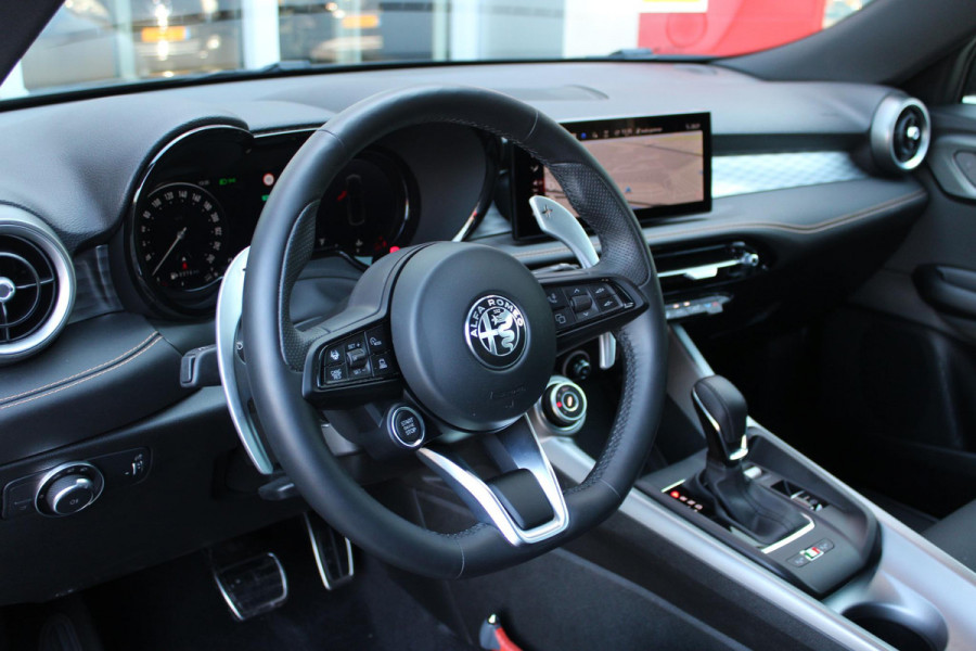 Alfa Romeo Tonale 1.5T 160PK HYbrid VELOCE | PANORAMISCH SCHUIF / KANTELDAK | LEDEREN BEKLEDING | VOORSTOELEN / STUUR VERWARMD | VOORSTOELEN GEVENTILEERD | VOORSTOELEN ELEKTRISCH VERSTELBAAR | DRAADLOOS APPLE CARPLAY / ANDROID AUTO | 360° CAMERA | AUTOMATISCH DIMMENDE BUITENSPIEGELS | 20"INCH LICHTMETALEN VELGEN | ADAPTIVE CRUISE CONTROL | KEYLESS ENTRY / START | ELEKTRISCH BEDIENBARE ACHTERKLEP | DRAADLOZE TELEFOONLADER | AMBIENT LIGHTING | DONKERE HEMELBEKLEDING | SCHAKELFLIPPERS AAN HET STUUR | VERWARMDE RUITENSPROEIERS |