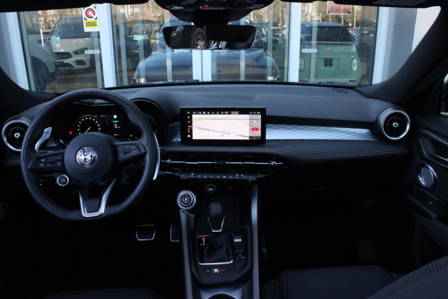 Alfa Romeo Tonale 1.5T 160PK HYbrid VELOCE | PANORAMISCH SCHUIF / KANTELDAK | LEDEREN BEKLEDING | VOORSTOELEN / STUUR VERWARMD | VOORSTOELEN GEVENTILEERD | VOORSTOELEN ELEKTRISCH VERSTELBAAR | DRAADLOOS APPLE CARPLAY / ANDROID AUTO | 360° CAMERA | AUTOMATISCH DIMMENDE BUITENSPIEGELS | 20"INCH LICHTMETALEN VELGEN | ADAPTIVE CRUISE CONTROL | KEYLESS ENTRY / START | ELEKTRISCH BEDIENBARE ACHTERKLEP | DRAADLOZE TELEFOONLADER | AMBIENT LIGHTING | DONKERE HEMELBEKLEDING | SCHAKELFLIPPERS AAN HET STUUR | VERWARMDE RUITENSPROEIERS |