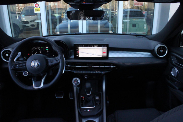 Alfa Romeo Tonale 1.5T 160PK HYbrid VELOCE | PANORAMISCH SCHUIF / KANTELDAK | LEDEREN BEKLEDING | VOORSTOELEN / STUUR VERWARMD | VOORSTOELEN GEVENTILEERD | VOORSTOELEN ELEKTRISCH VERSTELBAAR | DRAADLOOS APPLE CARPLAY / ANDROID AUTO | 360° CAMERA | AUTOMATISCH DIMMENDE BUITENSPIEGELS | 20"INCH LICHTMETALEN VELGEN | ADAPTIVE CRUISE CONTROL | KEYLESS ENTRY / START | ELEKTRISCH BEDIENBARE ACHTERKLEP | DRAADLOZE TELEFOONLADER | AMBIENT LIGHTING | DONKERE HEMELBEKLEDING | SCHAKELFLIPPERS AAN HET STUUR | VERWARMDE RUITENSPROEIERS |