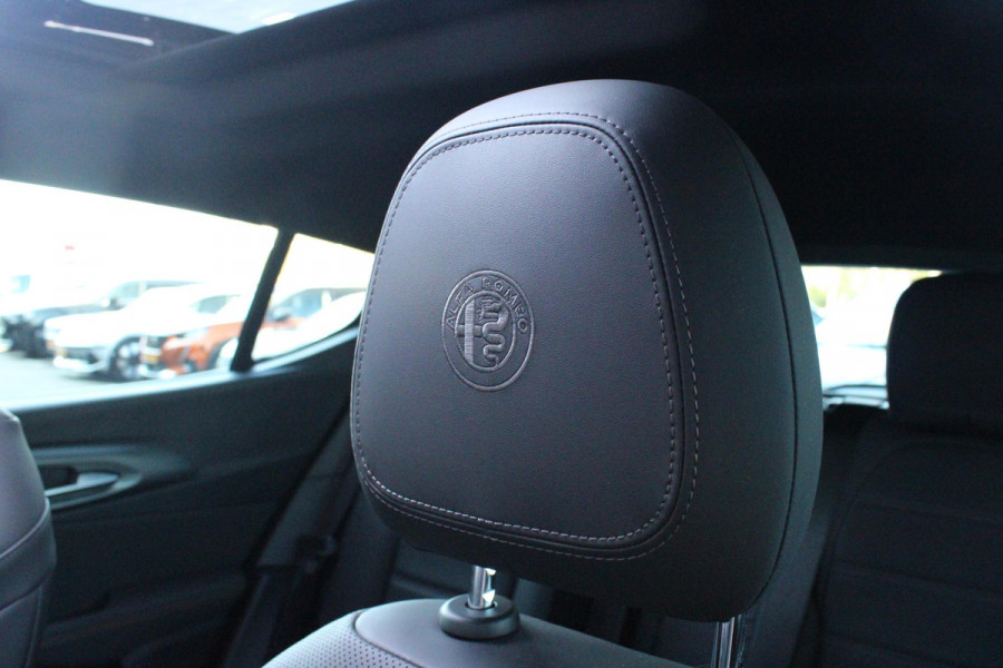 Alfa Romeo Tonale 1.5T 160PK HYbrid VELOCE | PANORAMISCH SCHUIF / KANTELDAK | LEDEREN BEKLEDING | VOORSTOELEN / STUUR VERWARMD | VOORSTOELEN GEVENTILEERD | VOORSTOELEN ELEKTRISCH VERSTELBAAR | DRAADLOOS APPLE CARPLAY / ANDROID AUTO | 360° CAMERA | AUTOMATISCH DIMMENDE BUITENSPIEGELS | 20"INCH LICHTMETALEN VELGEN | ADAPTIVE CRUISE CONTROL | KEYLESS ENTRY / START | ELEKTRISCH BEDIENBARE ACHTERKLEP | DRAADLOZE TELEFOONLADER | AMBIENT LIGHTING | DONKERE HEMELBEKLEDING | SCHAKELFLIPPERS AAN HET STUUR | VERWARMDE RUITENSPROEIERS |
