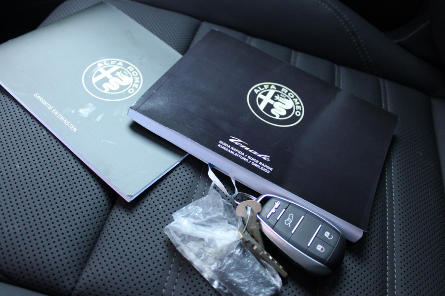 Alfa Romeo Tonale 1.5T 160PK HYbrid VELOCE | PANORAMISCH SCHUIF / KANTELDAK | LEDEREN BEKLEDING | VOORSTOELEN / STUUR VERWARMD | VOORSTOELEN GEVENTILEERD | VOORSTOELEN ELEKTRISCH VERSTELBAAR | DRAADLOOS APPLE CARPLAY / ANDROID AUTO | 360° CAMERA | AUTOMATISCH DIMMENDE BUITENSPIEGELS | 20"INCH LICHTMETALEN VELGEN | ADAPTIVE CRUISE CONTROL | KEYLESS ENTRY / START | ELEKTRISCH BEDIENBARE ACHTERKLEP | DRAADLOZE TELEFOONLADER | AMBIENT LIGHTING | DONKERE HEMELBEKLEDING | SCHAKELFLIPPERS AAN HET STUUR | VERWARMDE RUITENSPROEIERS |