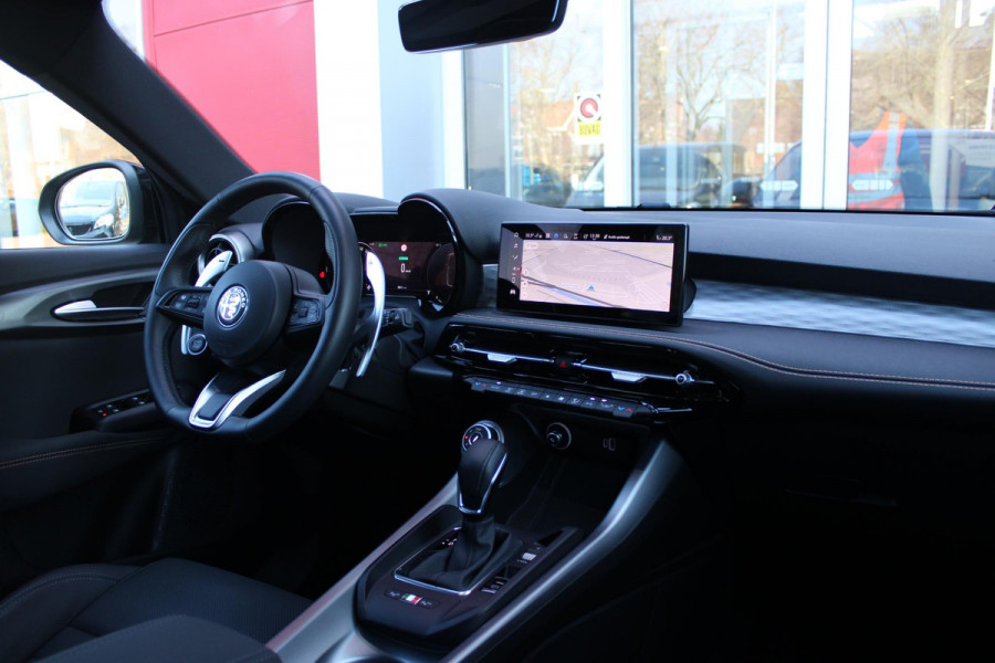 Alfa Romeo Tonale 1.5T 160PK HYbrid VELOCE | PANORAMISCH SCHUIF / KANTELDAK | LEDEREN BEKLEDING | VOORSTOELEN / STUUR VERWARMD | VOORSTOELEN GEVENTILEERD | VOORSTOELEN ELEKTRISCH VERSTELBAAR | DRAADLOOS APPLE CARPLAY / ANDROID AUTO | 360° CAMERA | AUTOMATISCH DIMMENDE BUITENSPIEGELS | 20"INCH LICHTMETALEN VELGEN | ADAPTIVE CRUISE CONTROL | KEYLESS ENTRY / START | ELEKTRISCH BEDIENBARE ACHTERKLEP | DRAADLOZE TELEFOONLADER | AMBIENT LIGHTING | DONKERE HEMELBEKLEDING | SCHAKELFLIPPERS AAN HET STUUR | VERWARMDE RUITENSPROEIERS |