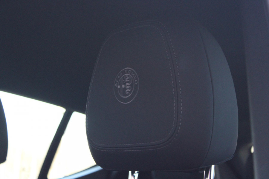 Alfa Romeo Tonale 1.5T 160PK HYbrid VELOCE | PANORAMISCH SCHUIF / KANTELDAK | LEDEREN BEKLEDING | VOORSTOELEN / STUUR VERWARMD | VOORSTOELEN GEVENTILEERD | VOORSTOELEN ELEKTRISCH VERSTELBAAR | DRAADLOOS APPLE CARPLAY / ANDROID AUTO | 360° CAMERA | AUTOMATISCH DIMMENDE BUITENSPIEGELS | 20"INCH LICHTMETALEN VELGEN | ADAPTIVE CRUISE CONTROL | KEYLESS ENTRY / START | ELEKTRISCH BEDIENBARE ACHTERKLEP | DRAADLOZE TELEFOONLADER | AMBIENT LIGHTING | DONKERE HEMELBEKLEDING | SCHAKELFLIPPERS AAN HET STUUR | VERWARMDE RUITENSPROEIERS |