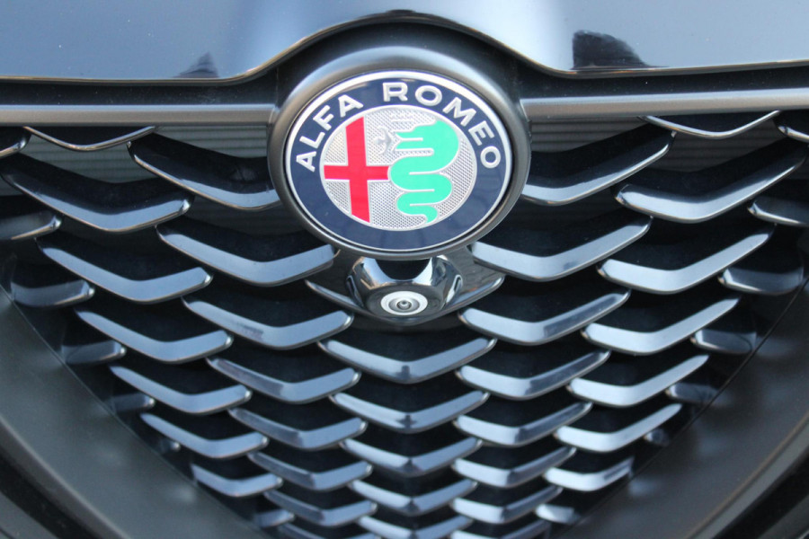 Alfa Romeo Tonale 1.5T 160PK HYbrid VELOCE | PANORAMISCH SCHUIF / KANTELDAK | LEDEREN BEKLEDING | VOORSTOELEN / STUUR VERWARMD | VOORSTOELEN GEVENTILEERD | VOORSTOELEN ELEKTRISCH VERSTELBAAR | DRAADLOOS APPLE CARPLAY / ANDROID AUTO | 360° CAMERA | AUTOMATISCH DIMMENDE BUITENSPIEGELS | 20"INCH LICHTMETALEN VELGEN | ADAPTIVE CRUISE CONTROL | KEYLESS ENTRY / START | ELEKTRISCH BEDIENBARE ACHTERKLEP | DRAADLOZE TELEFOONLADER | AMBIENT LIGHTING | DONKERE HEMELBEKLEDING | SCHAKELFLIPPERS AAN HET STUUR | VERWARMDE RUITENSPROEIERS |