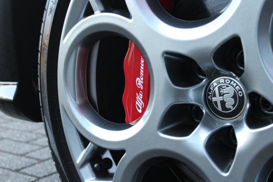 Alfa Romeo Tonale 1.5T 160PK HYbrid VELOCE | PANORAMISCH SCHUIF / KANTELDAK | LEDEREN BEKLEDING | VOORSTOELEN / STUUR VERWARMD | VOORSTOELEN GEVENTILEERD | VOORSTOELEN ELEKTRISCH VERSTELBAAR | DRAADLOOS APPLE CARPLAY / ANDROID AUTO | 360° CAMERA | AUTOMATISCH DIMMENDE BUITENSPIEGELS | 20"INCH LICHTMETALEN VELGEN | ADAPTIVE CRUISE CONTROL | KEYLESS ENTRY / START | ELEKTRISCH BEDIENBARE ACHTERKLEP | DRAADLOZE TELEFOONLADER | AMBIENT LIGHTING | DONKERE HEMELBEKLEDING | SCHAKELFLIPPERS AAN HET STUUR | VERWARMDE RUITENSPROEIERS |