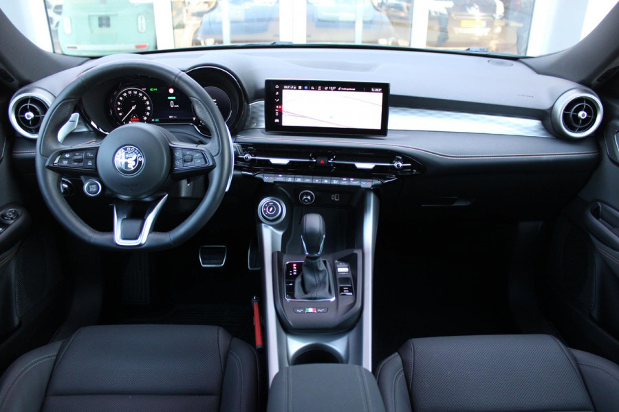 Alfa Romeo Tonale 1.5T 160PK HYbrid VELOCE | PANORAMISCH SCHUIF / KANTELDAK | LEDEREN BEKLEDING | VOORSTOELEN / STUUR VERWARMD | VOORSTOELEN GEVENTILEERD | VOORSTOELEN ELEKTRISCH VERSTELBAAR | DRAADLOOS APPLE CARPLAY / ANDROID AUTO | 360° CAMERA | AUTOMATISCH DIMMENDE BUITENSPIEGELS | 20"INCH LICHTMETALEN VELGEN | ADAPTIVE CRUISE CONTROL | KEYLESS ENTRY / START | ELEKTRISCH BEDIENBARE ACHTERKLEP | DRAADLOZE TELEFOONLADER | AMBIENT LIGHTING | DONKERE HEMELBEKLEDING | SCHAKELFLIPPERS AAN HET STUUR | VERWARMDE RUITENSPROEIERS |