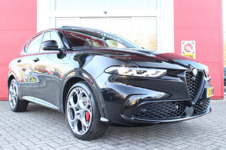 Alfa Romeo Tonale 1.5T 160PK HYbrid VELOCE | PANORAMISCH SCHUIF / KANTELDAK | LEDEREN BEKLEDING | VOORSTOELEN / STUUR VERWARMD | VOORSTOELEN GEVENTILEERD | VOORSTOELEN ELEKTRISCH VERSTELBAAR | DRAADLOOS APPLE CARPLAY / ANDROID AUTO | 360° CAMERA | AUTOMATISCH DIMMENDE BUITENSPIEGELS | 20"INCH LICHTMETALEN VELGEN | ADAPTIVE CRUISE CONTROL | KEYLESS ENTRY / START | ELEKTRISCH BEDIENBARE ACHTERKLEP | DRAADLOZE TELEFOONLADER | AMBIENT LIGHTING | DONKERE HEMELBEKLEDING | SCHAKELFLIPPERS AAN HET STUUR | VERWARMDE RUITENSPROEIERS |